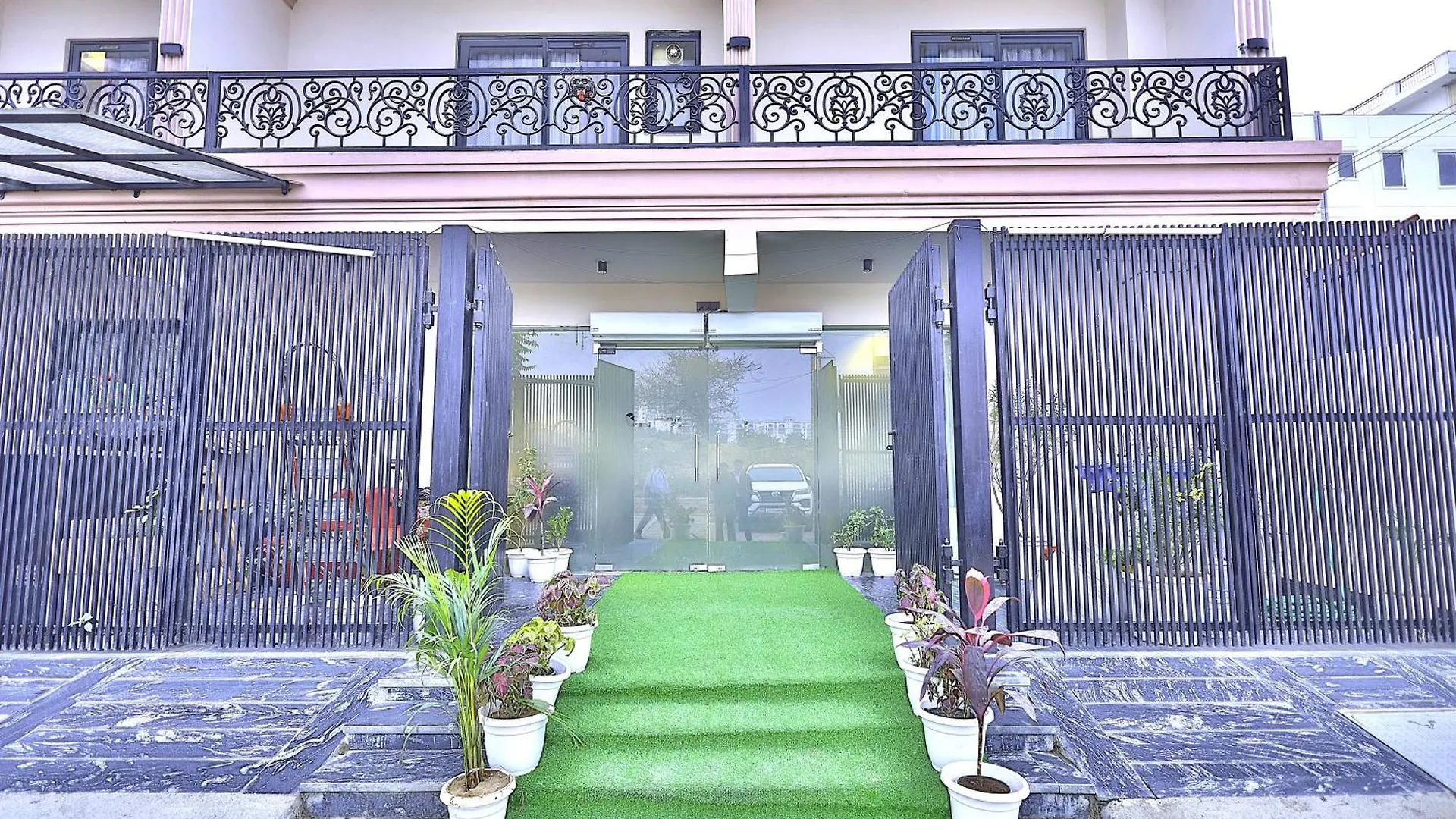 Orsom Stays Sassy Sector 53 Gurgaon 3*,